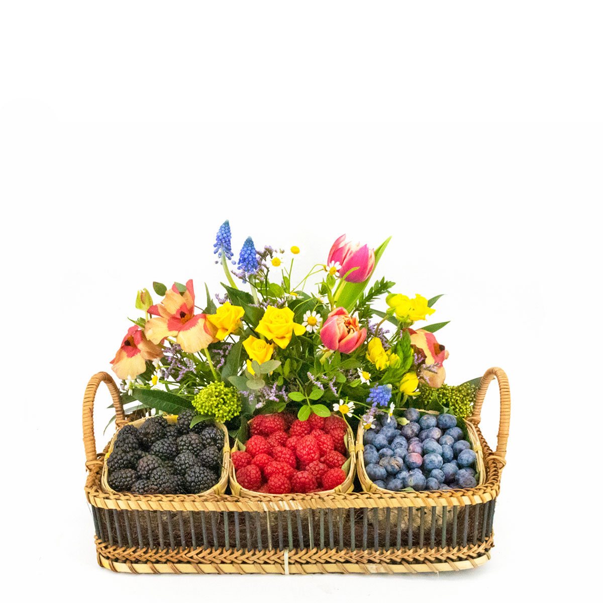 Cesta de mimbre rectangular con asas con tres compartimentos de frutos rojos y flores de primavera Naranjas de la China.